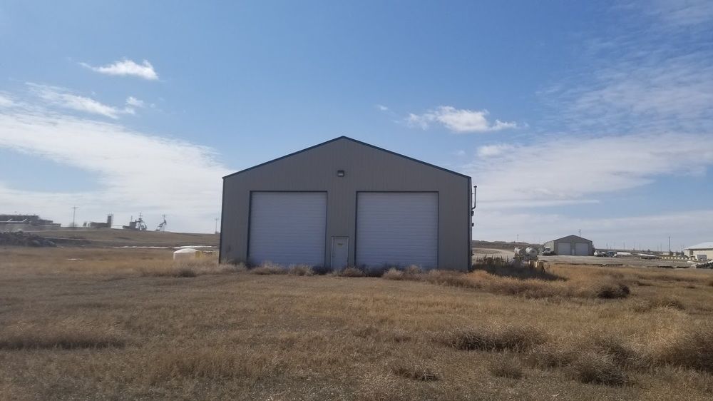 RJ Corman-5,000 SQ FT Shop On 10 Acres With Office Trailer : 6011 138th Ave NW, Williston, ND 58801